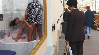 射精在美女的小穴上:...