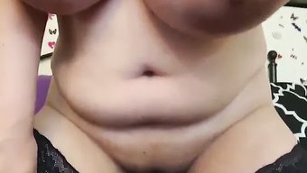 大奶熟女玩乳头