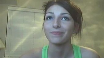 独自的女孩在自制视频中自慰