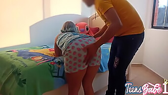 与继父独自在家:一场...