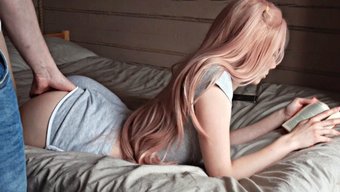 迷人的女孩从后面享受