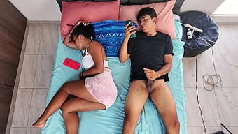 我的小继表妹用她自然...