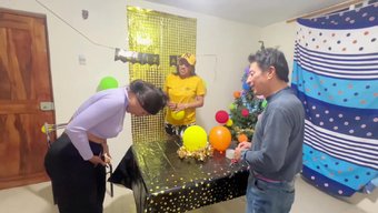 漂亮的女人在自制电影...