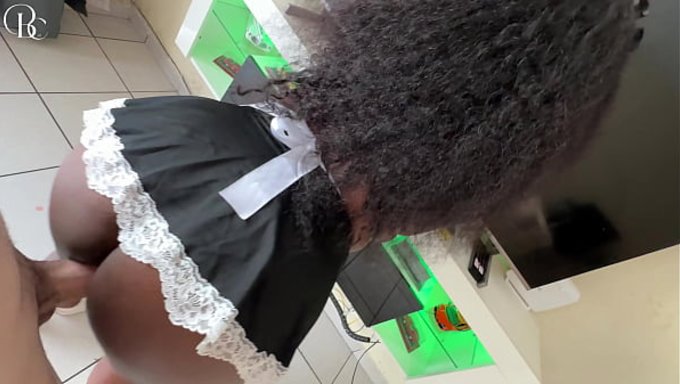 巨乳女佣被开除,但老板还是想上她。