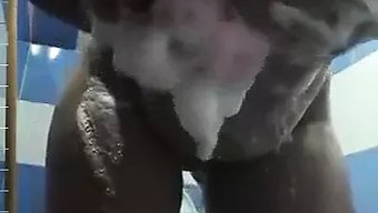 18岁的继妹在淋浴间...