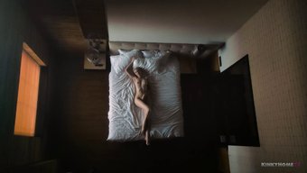 大胸部的妻子在隐藏的...
