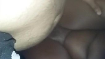 跨种族黑人熟女和年轻...