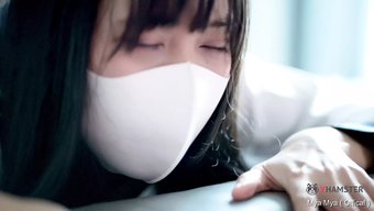 大屁股的日本学生在后...