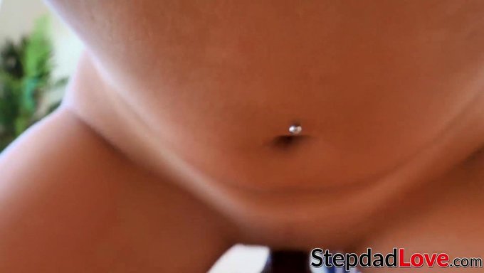 少女(18+)被大爸爸的阴茎压住