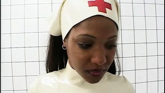 一个男人被护士舔鸡巴...