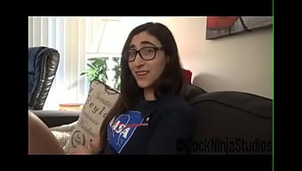 戴着眼镜的继妹在太空...