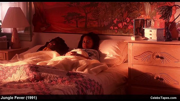 熟女annabella Sciorra和黑人宝贝lonette Mckee在热辣的邂逅中