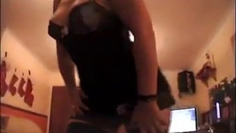 金发熟女在自制视频中...