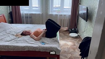 我继父的女朋友要么很...