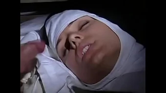 修女在色情视频中唱歌