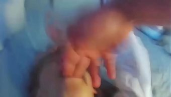 一个男人在她朋友的帮...