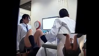 亚洲小妞被学校医生体检