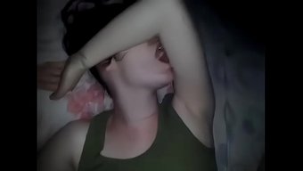 邪恶的猴子毫不怜惜地...