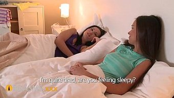 情色女同性恋舔阴:夫...