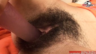 小胸部和未剃毛阴部的...