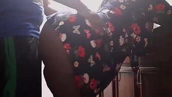 大屁股女人挑逗她的糖爹
