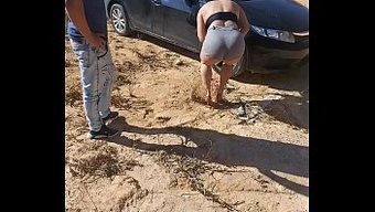纹身的熟女被大鸡巴抓住了