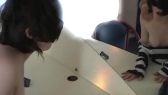 穿着性感的裙子口交和肛交