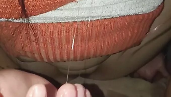 18+少女(18+)用手指刺激自己达到高潮