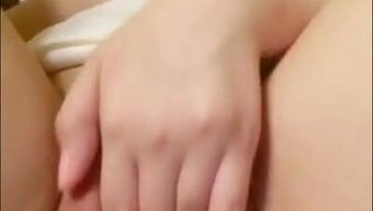 美丽的亚洲日本女孩自...