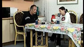 妻子和丈夫一起沉迷于...