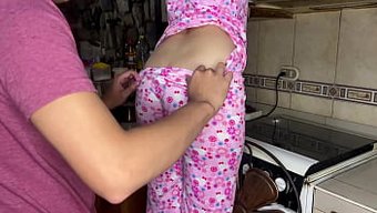 粉红穿着18岁继女诱...