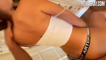 18岁的棕发女孩激情...