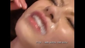 一个男人出现在一个可...