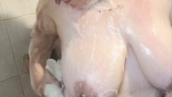 大奶美女变得湿润而狂野