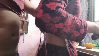 印度少女在厨房里被牛仔操