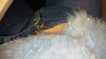 金发美女在工作中用手指自慰