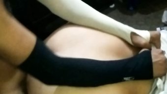 18岁的印度女孩从后面被操