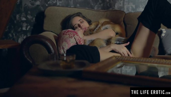 大棕色的熟女剃光了阴部,自慰并达到高潮