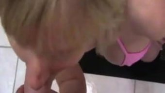 熟女在打扫房子时被操了