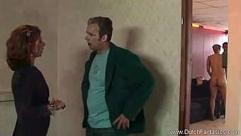 与金发美女的放松和满足会话