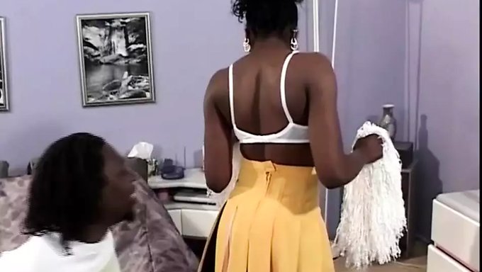 黑人少女(18+)啦啦队 - 完整电影高清