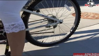 美国天生乳房的少女被...