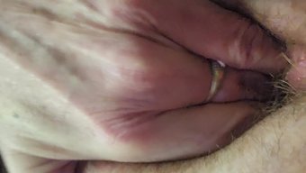 肥胖的熟女在办公室用...