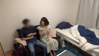 业余亚洲女孩被客户舔...