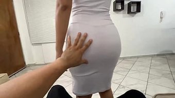继母用性感的屁股摇晃...