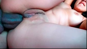 漂亮的女友第一次被肛...