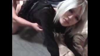 老公一边射他那骚女友...