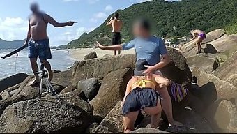 Jane R在户外被...