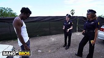 青少年打手被抓到野外...