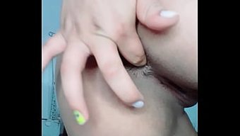 18+拉丁裔少女变得...